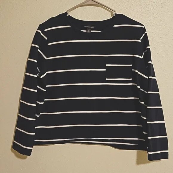 Banana Republic Tops - Banana Republic sz.L cropped long sleeve shirt with front pocket Layering top